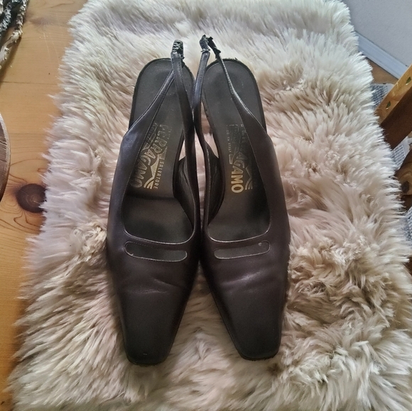 Authentic Salvatore Ferragamo Pumps VGUC Size 7 - Picture 1 of 16